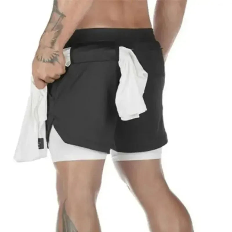 Short 2 em 1 masculino preto com compressão branca e suporte traseiro para toalha, ideal para treino funcional e praticidade