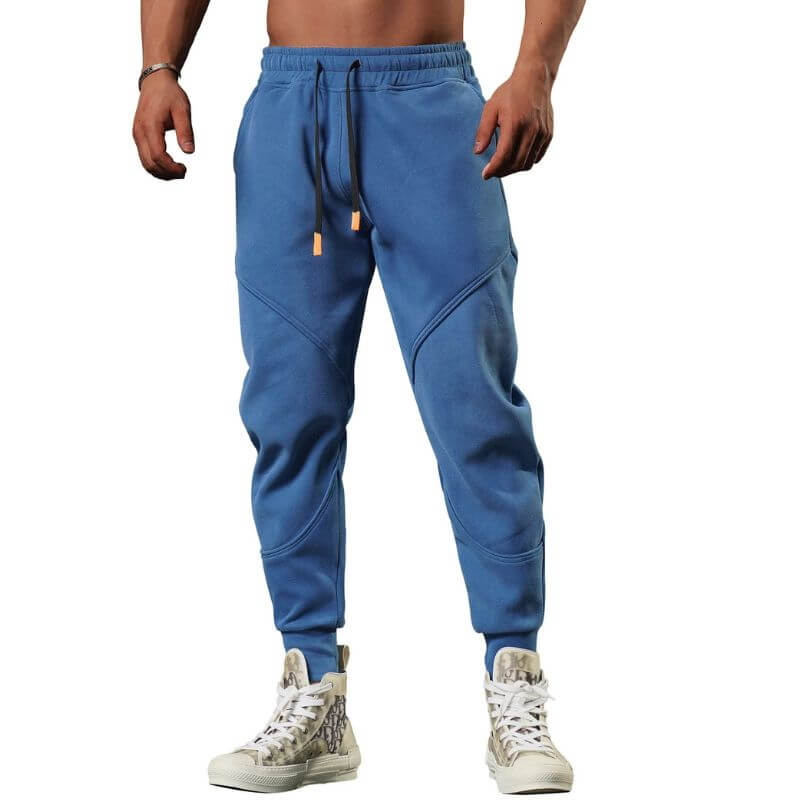 Calça de academia masculina jogger azul com costura esportiva e cordão preto, tecido flexível para treino e estilo fitness