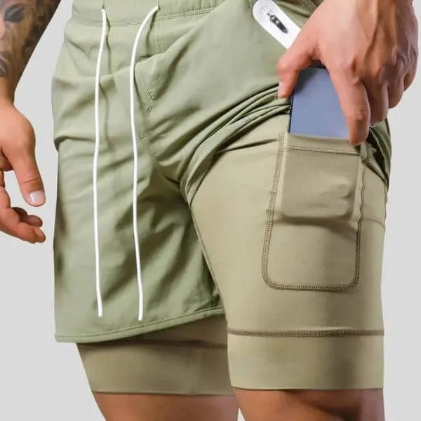 Short 2 em 1 masculino verde com compressão verde escuro e bolso lateral para celular, ideal para corrida e musculação