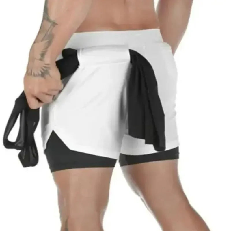 Short 2 em 1 masculino branco com compressão preta e suporte traseiro para toalha, ideal para treinos intensos