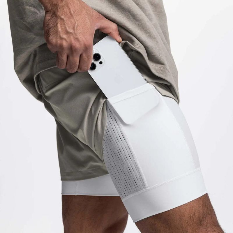 Short 2 em 1 masculino claro com compressão interna e bolso para celular, modelo leve para academia e mobilidade