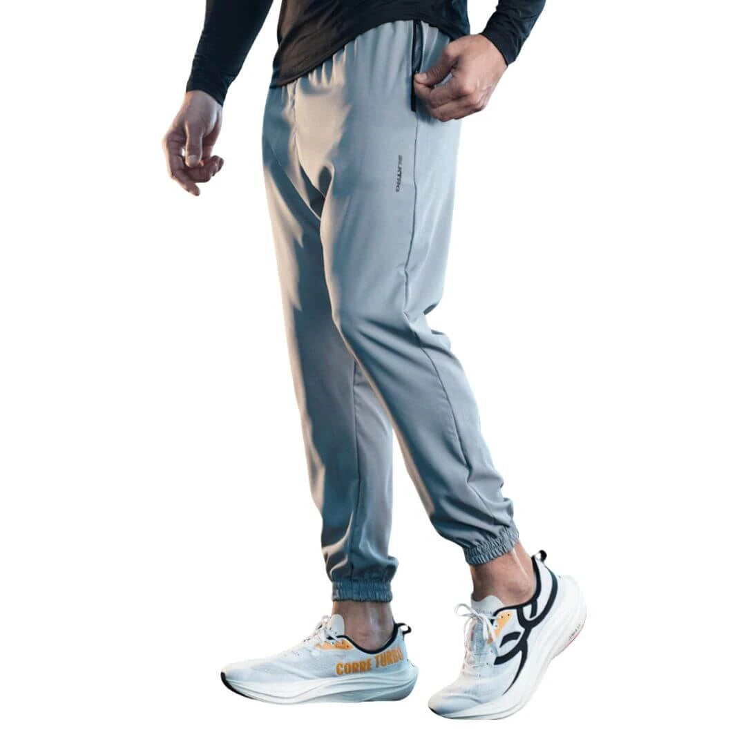 calça para academia em tecido elastano, calça na cor cinza com uma listra na cor preta 